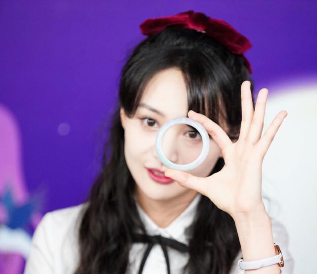 郑爽|七夕情人节，郑爽直播带货上热搜，与上次直播判若两人