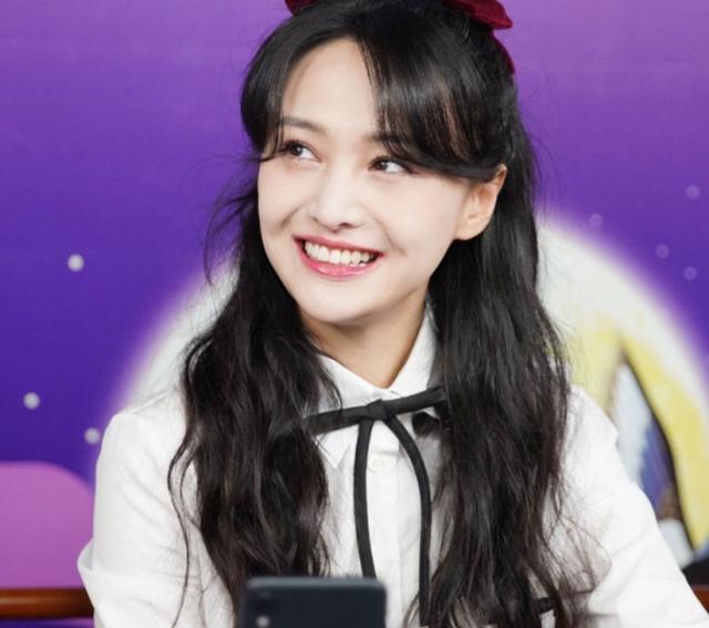 郑爽|七夕情人节，郑爽直播带货上热搜，与上次直播判若两人