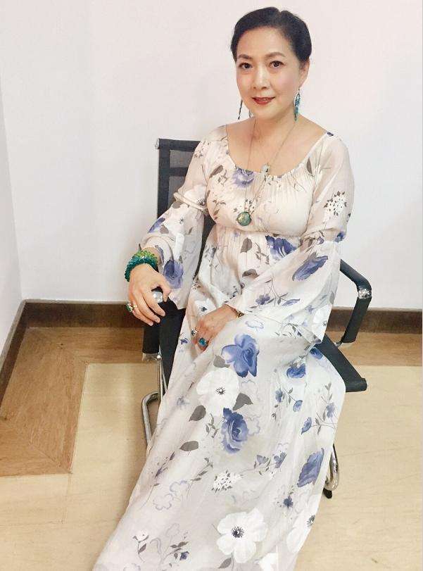 沈丹萍穿衣的品味一直很高级60了脸还自然比刻意扮嫩的漂亮