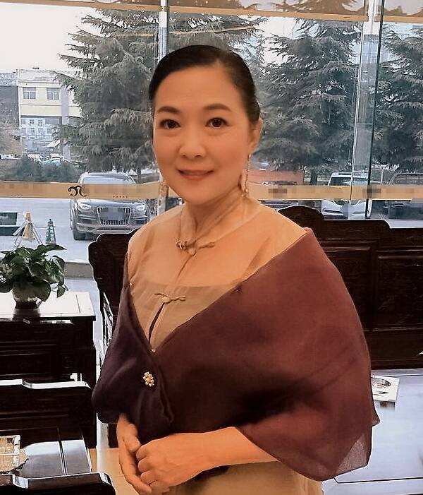 沈丹萍穿衣的品味一直很高级60了脸还自然比刻意扮嫩的漂亮