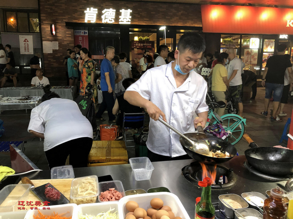 沈阳又开一个夜市也是烟火气十足油梭子居然成小吃
