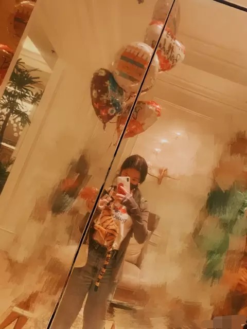 刘亦菲|刘亦菲33岁生日过两次，发文称自己赚到了，蛋糕上花木兰海报太有创意