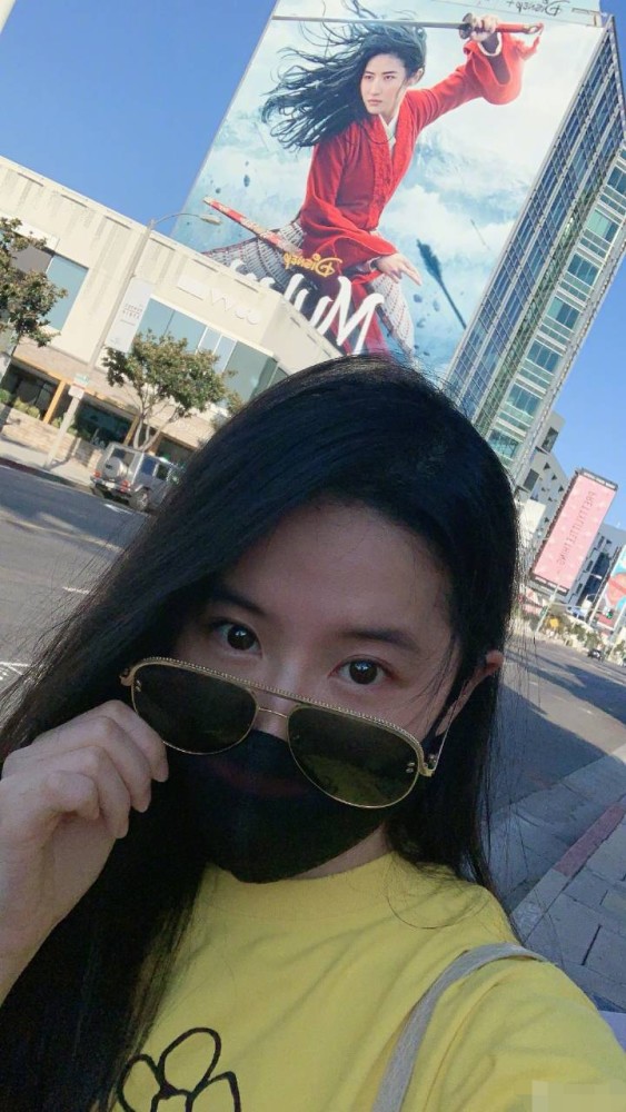 刘亦菲|刘亦菲33岁生日过两次，发文称自己赚到了，蛋糕上花木兰海报太有创意