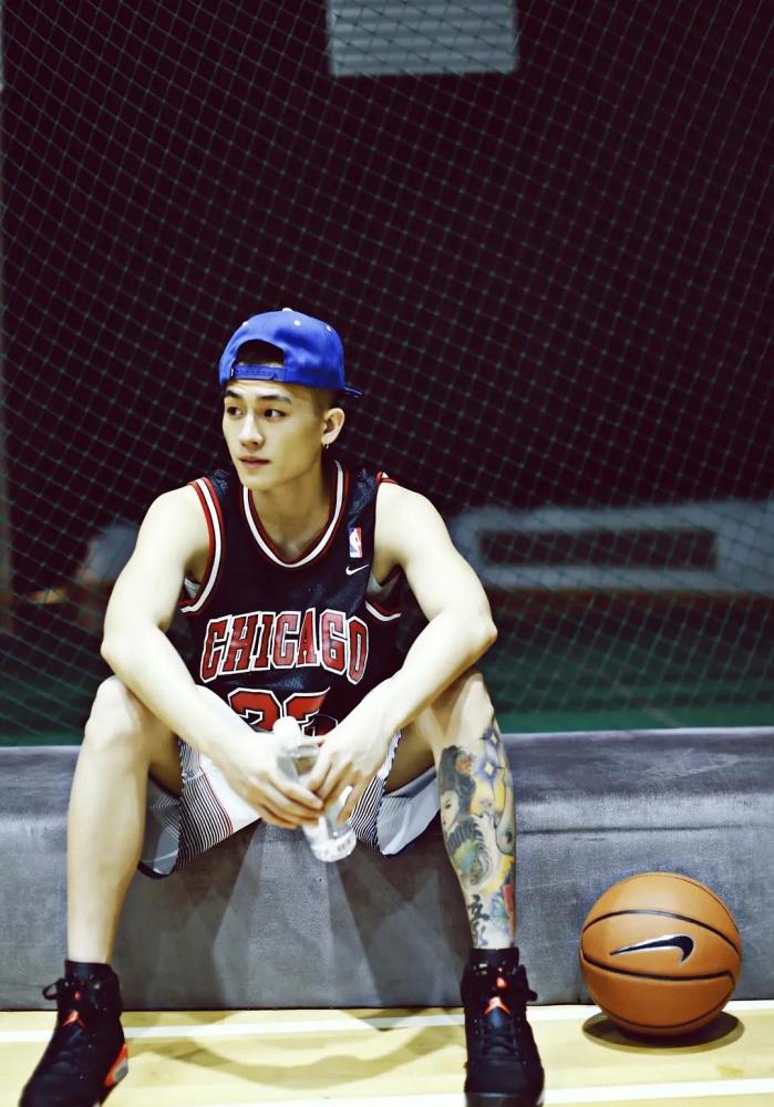 18岁的欧豪去广州一家广告公司拍广告,负责人看见欧豪180的身高,外形