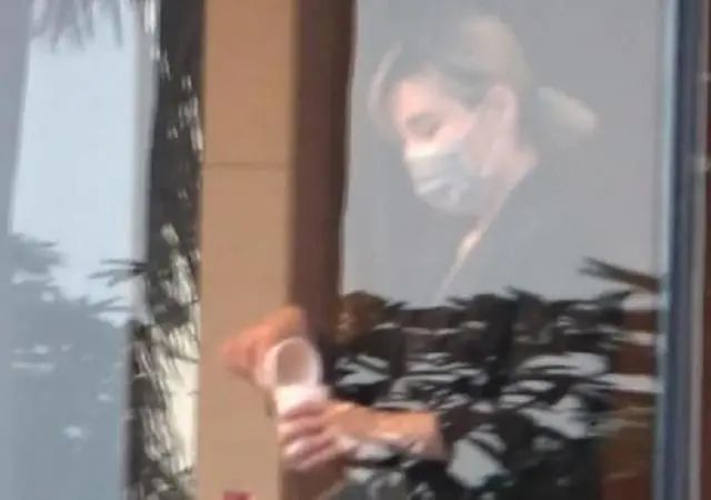 李佳薇|歌手转行中介不务正业？何不食肉糜！