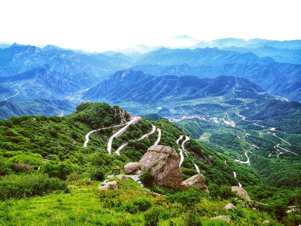 护国显光禅寺位于主峰,只有从房山才能上去,百花山房山部分为主峰