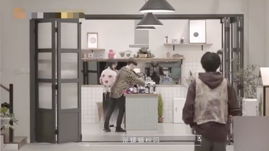 易烊千玺|易烊千玺代言螺狮粉？录视频敞开吃，身后还有新包装，商业价值赞