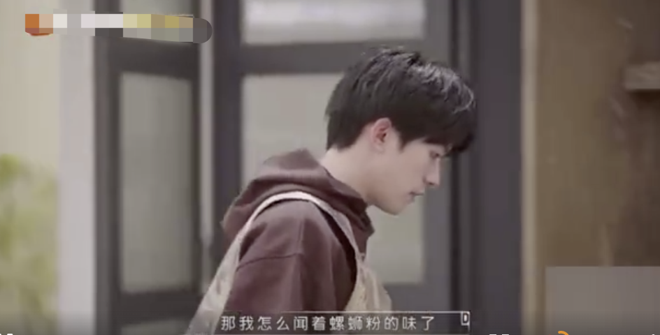 易烊千玺|易烊千玺代言螺狮粉？录视频敞开吃，身后还有新包装，商业价值赞