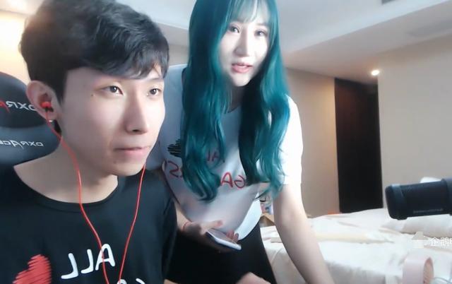 梦泪当着百万网友跪搓衣板,望向女友的一刻,网友有点担心