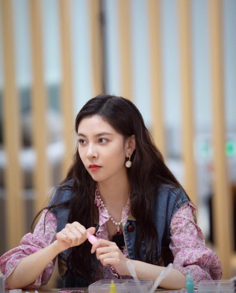 宋妍霏|宋妍霏穿花边粉衣娇俏感爆棚，分手后衣品绝了，网友：就小鲜肉配得上