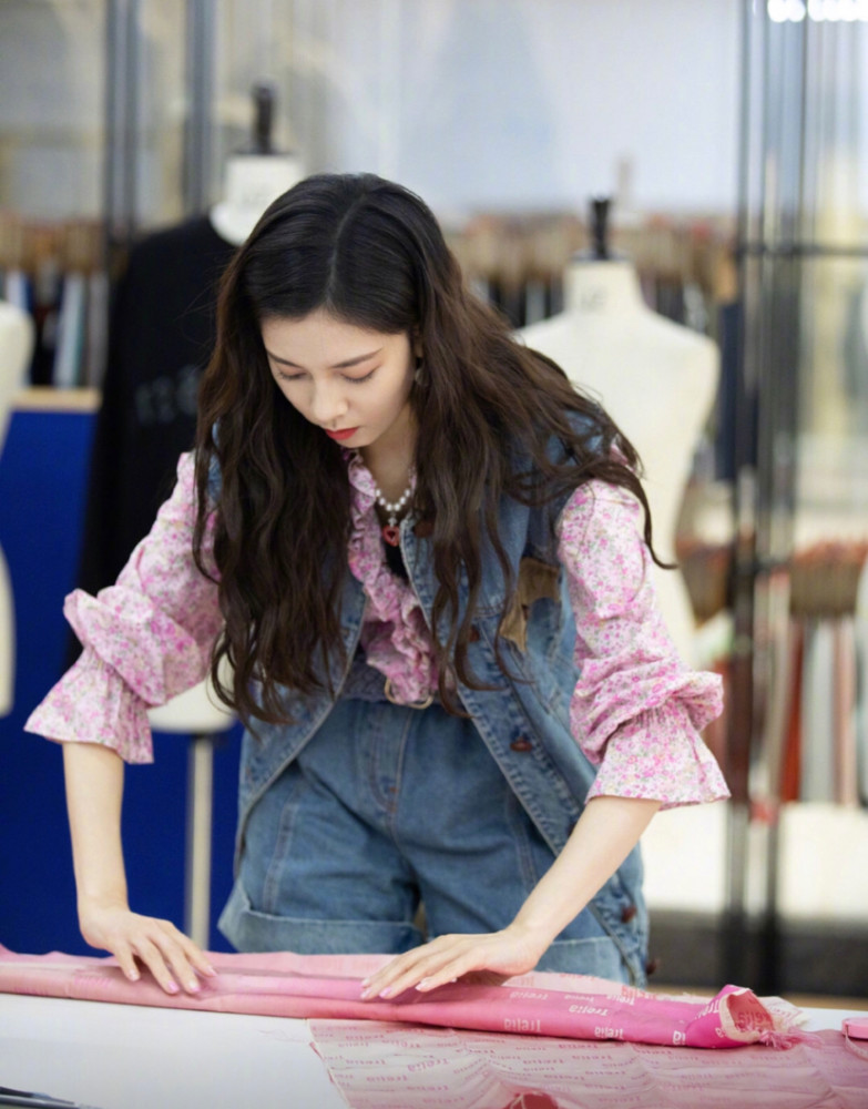 宋妍霏|宋妍霏穿花边粉衣娇俏感爆棚，分手后衣品绝了，网友：就小鲜肉配得上