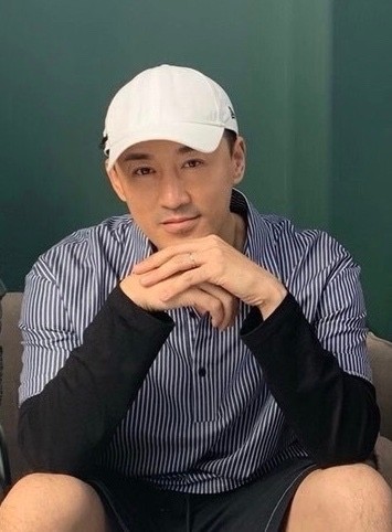 林峯|网友偶遇林峯夫妇挽手逛街，称张馨月腹部高高隆起“快要生了”