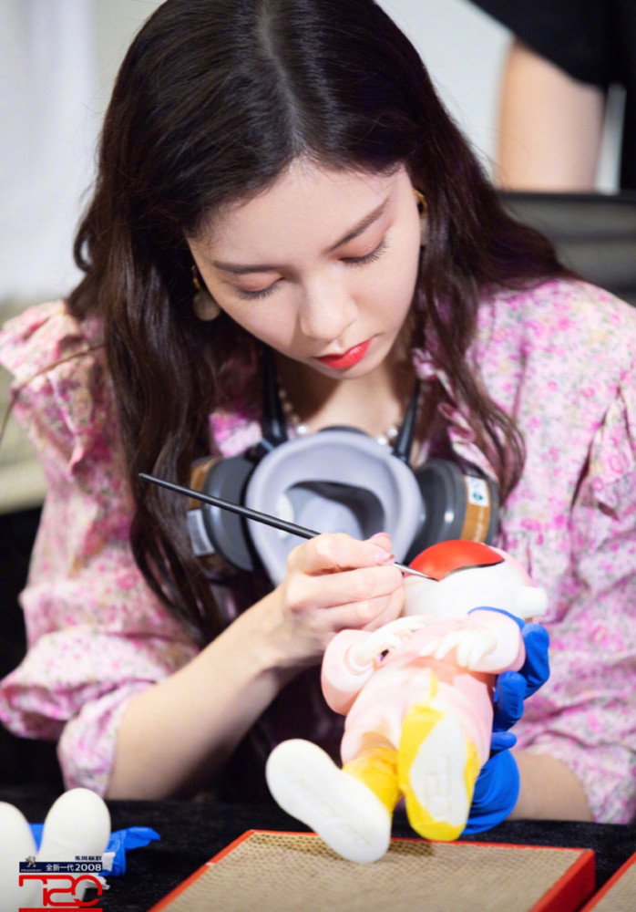 宋妍霏|宋妍霏穿花边粉衣娇俏感爆棚，分手后衣品绝了，网友：就小鲜肉配得上