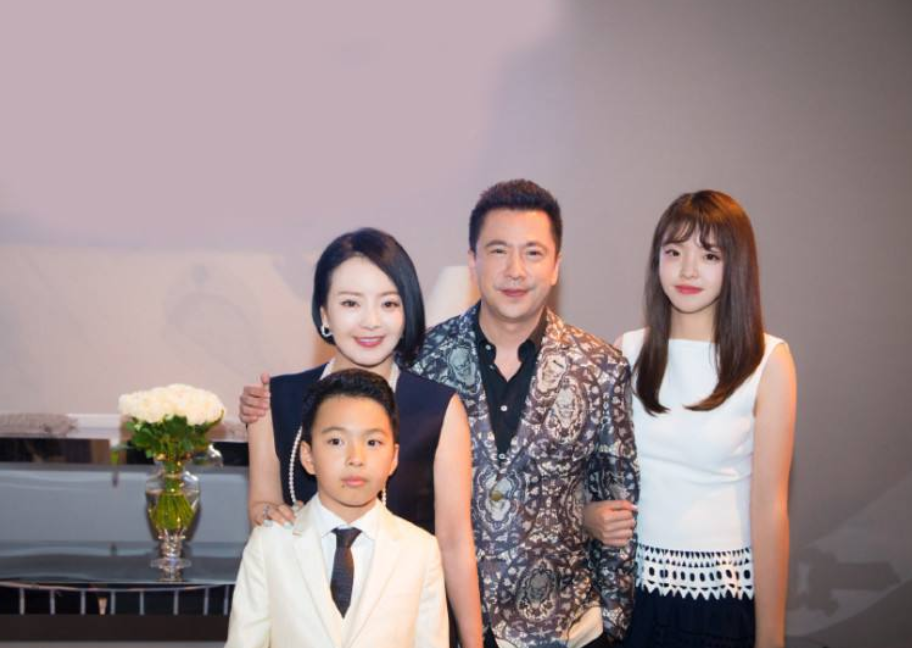 王文也|华谊千金王文也公布豪门恋情，男方朋友圈首曝光，晒出两人甜蜜热吻照