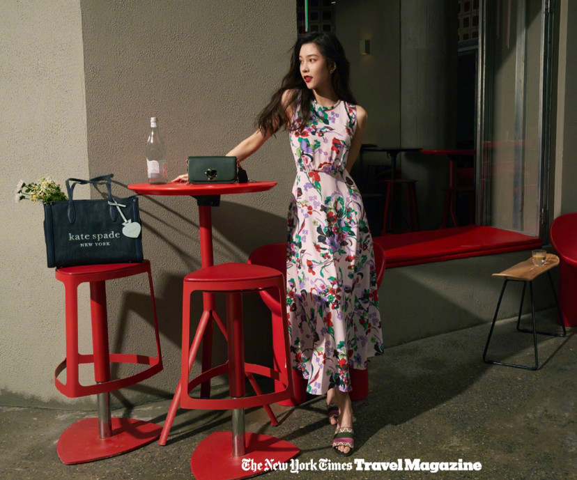 宋妍霏|宋妍霏穿花边粉衣娇俏感爆棚，分手后衣品绝了，网友：就小鲜肉配得上