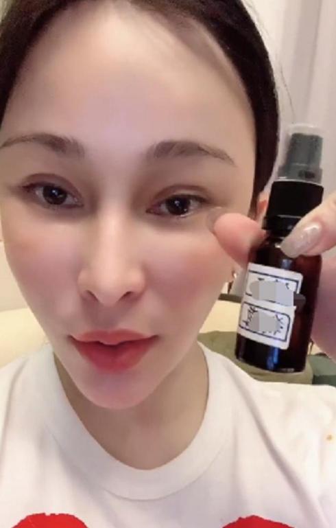 温岚|41岁温岚撞脸刘晓庆，锥子脸高颧骨厚嘴唇，曾自称从未整容纯天然