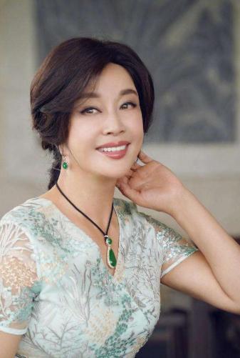 温岚|41岁温岚撞脸刘晓庆，锥子脸高颧骨厚嘴唇，曾自称从未整容纯天然