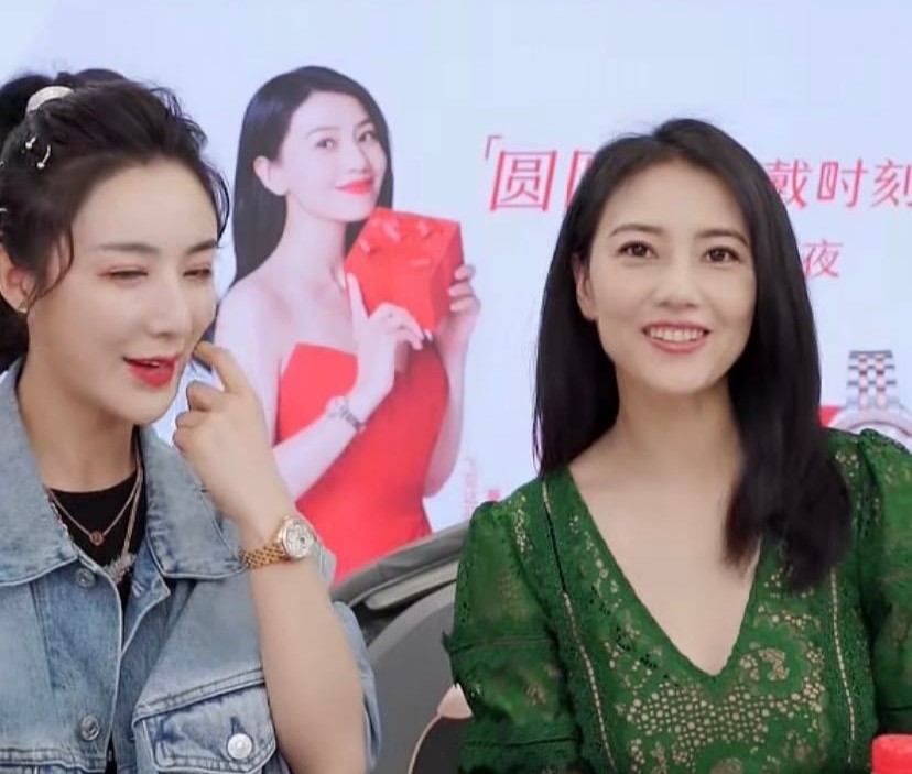 高圆圆|高圆圆现身薇娅直播间，保养得当状态超好，二人同框完全不输薇娅