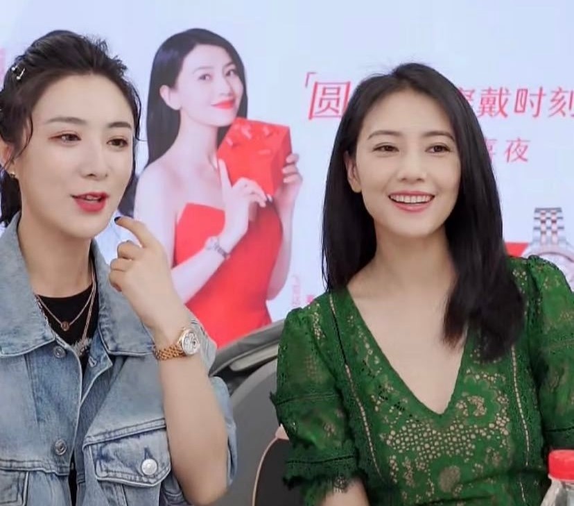 高圆圆|高圆圆现身薇娅直播间，保养得当状态超好，二人同框完全不输薇娅