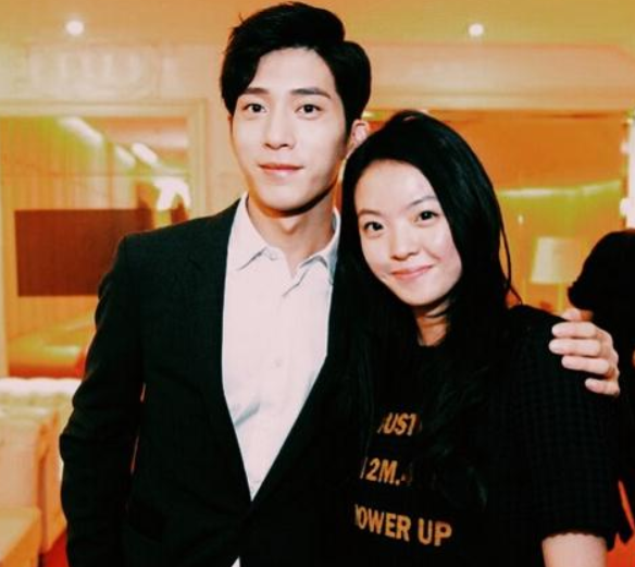 王文也|华谊千金王文也公布豪门恋情，男方朋友圈首曝光，晒出两人甜蜜热吻照