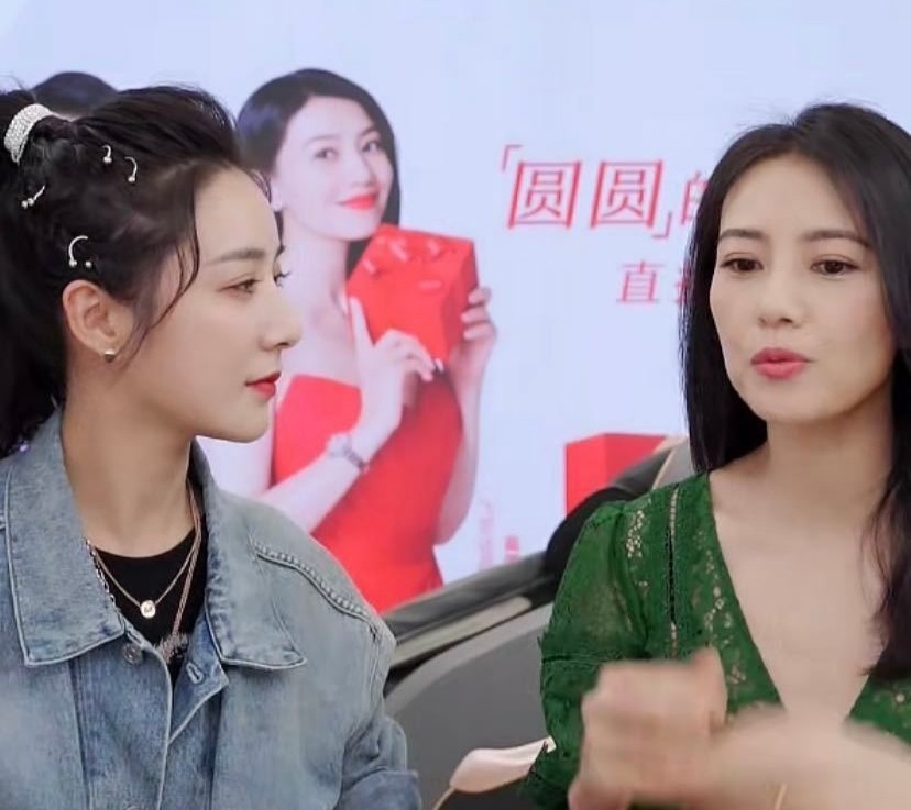 高圆圆|高圆圆现身薇娅直播间，保养得当状态超好，二人同框完全不输薇娅