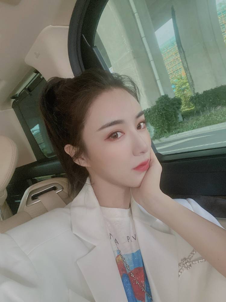 高圆圆|高圆圆现身薇娅直播间，保养得当状态超好，二人同框完全不输薇娅