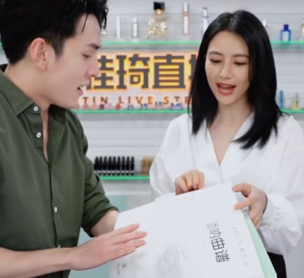 高圆圆|高圆圆现身薇娅直播间，保养得当状态超好，二人同框完全不输薇娅