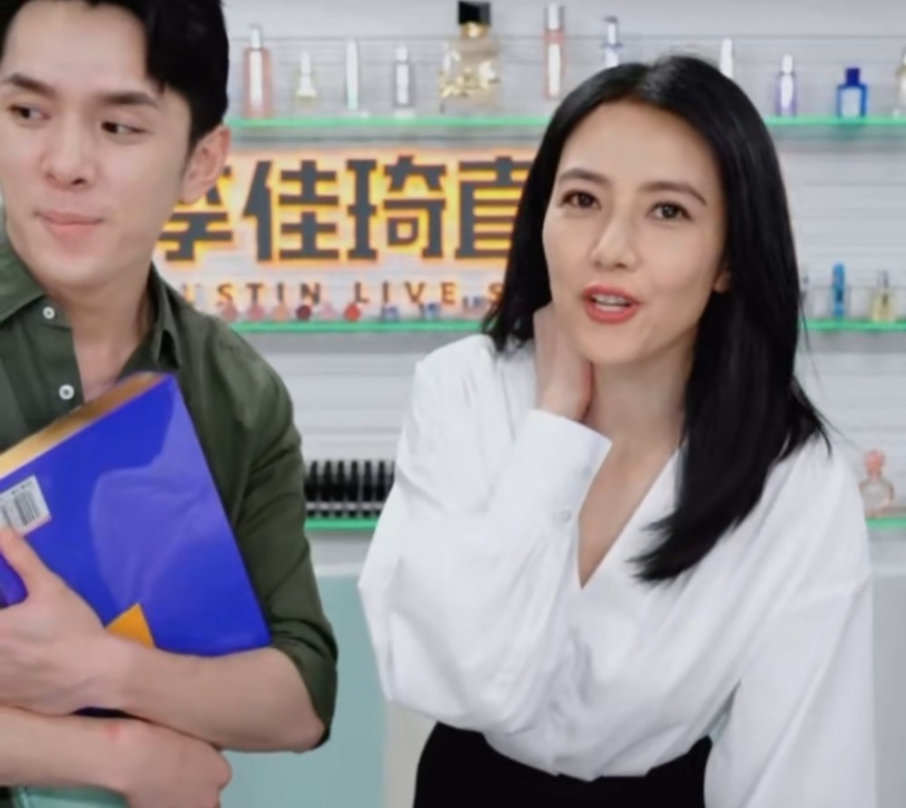 高圆圆|高圆圆现身薇娅直播间，保养得当状态超好，二人同框完全不输薇娅