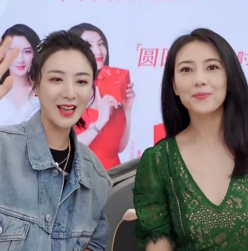高圆圆|高圆圆现身薇娅直播间，保养得当状态超好，二人同框完全不输薇娅