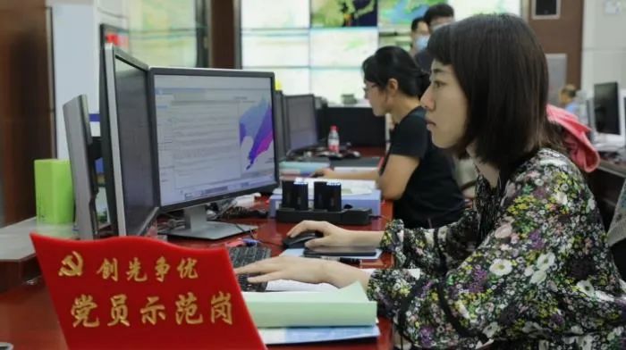 辽宁省气象局|“巴威”登陆前夜：跟着追风小组，看直面台风的气象人