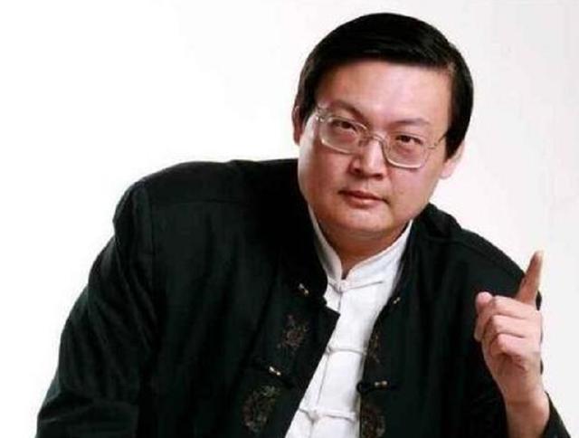 梁宏达|梁宏达真实生活曝光，和娇妻开豪车住豪宅，曾批杨幂是最烂女主角