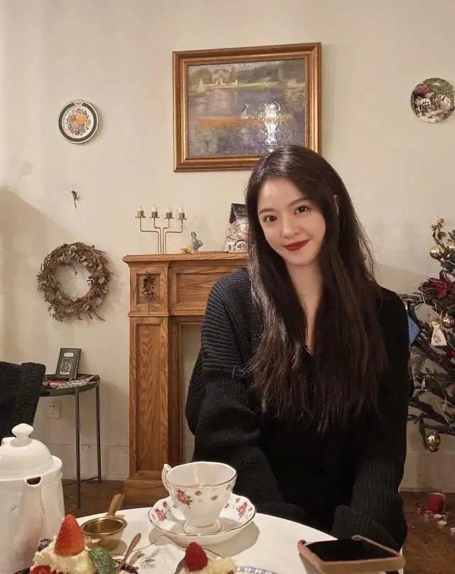 王文也|双喜临门！电影《八佰》口碑票房双爆，华谊千金王文也官宣恋情