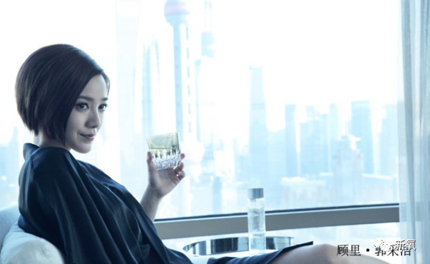 杨幂|从土甜女孩do成棱角冷艳女王脸，杨幂见了她都认怂，凭什么？