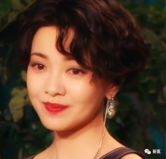 杨幂|从土甜女孩do成棱角冷艳女王脸，杨幂见了她都认怂，凭什么？