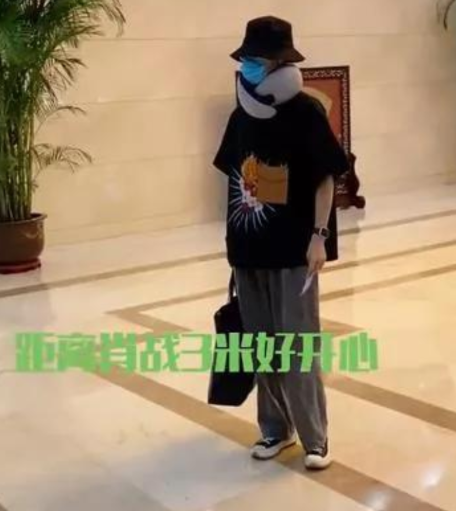 肖战|肖战包裹严密仍被粉丝认出，围追堵截行为，引肖战粉丝不满