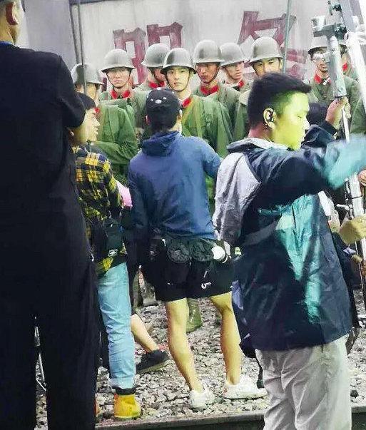 肖战|肖战包裹严密仍被粉丝认出，围追堵截行为，引肖战粉丝不满