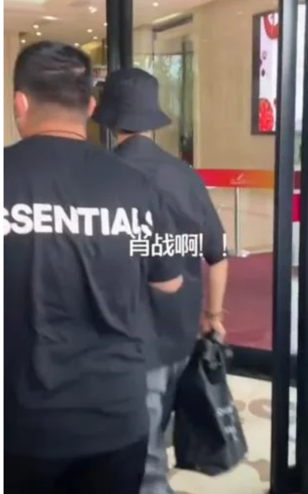 肖战|肖战包裹严密仍被粉丝认出，围追堵截行为，引肖战粉丝不满