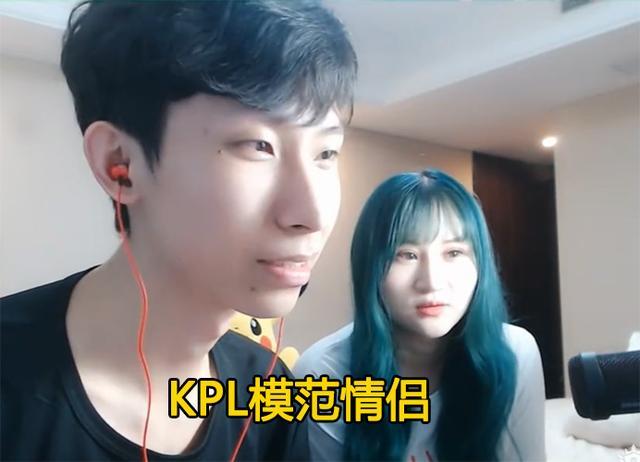 梦泪七夕被迫跪搓衣板一边跪一边撒娇旁边女友兮兮笑靥如花