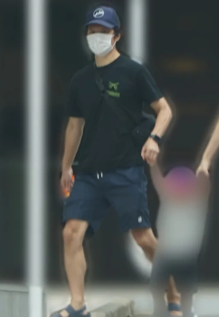 佐佐木希|佐佐木希不离婚了，被拍与老公一起散步