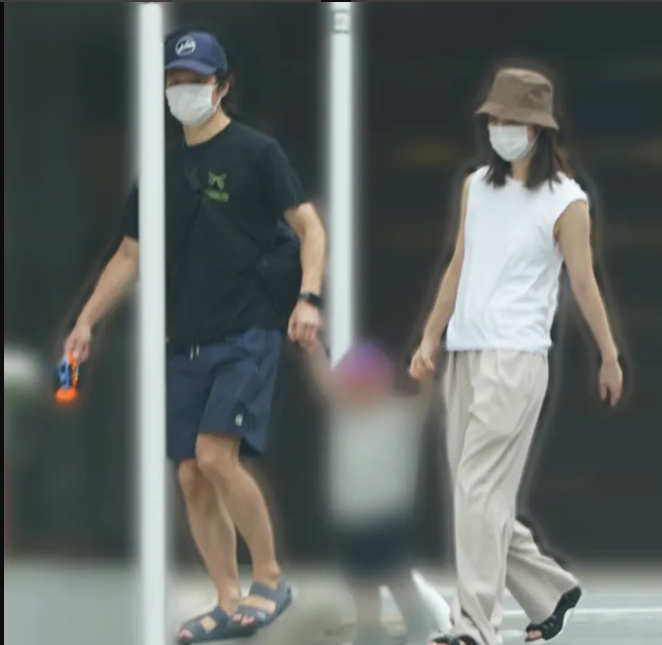 佐佐木希|佐佐木希不离婚了，被拍与老公一起散步