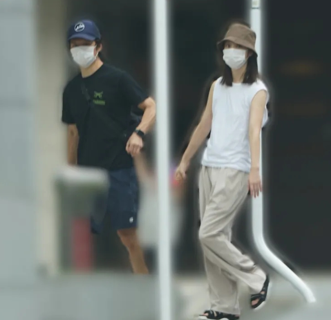 佐佐木希|佐佐木希不离婚了，被拍与老公一起散步