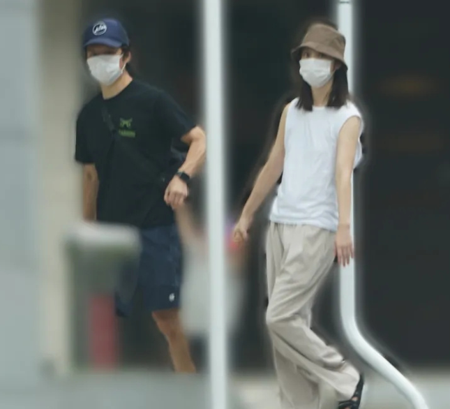 佐佐木希|佐佐木希不离婚了，被拍与老公一起散步