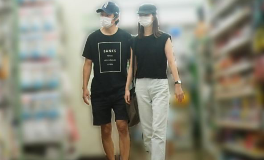 佐佐木希|佐佐木希不离婚了，被拍与老公一起散步