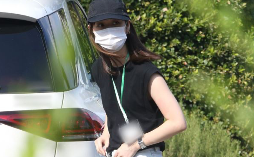 佐佐木希|佐佐木希不离婚了，被拍与老公一起散步