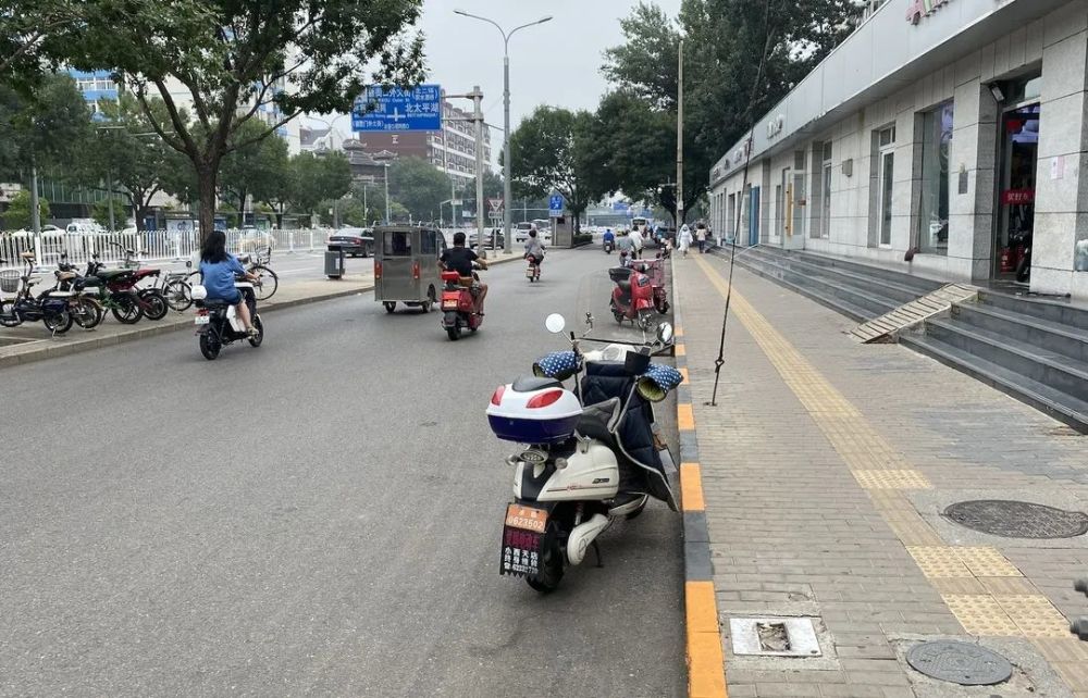 公厕|超时停车、车位被占……公厕限时停车区如何更方便？