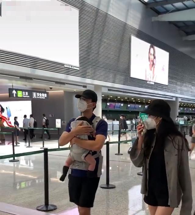 李光洁|李光洁与小10岁娇妻现身，紧护儿子防偷拍，网友：一看就找人跟拍