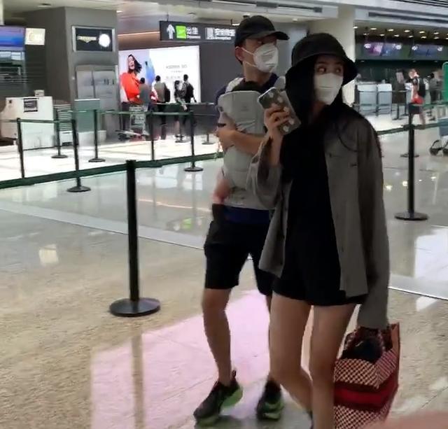 李光洁|李光洁与小10岁娇妻现身，紧护儿子防偷拍，网友：一看就找人跟拍