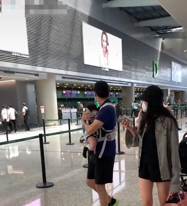 李光洁|李光洁与小10岁娇妻现身，紧护儿子防偷拍，网友：一看就找人跟拍