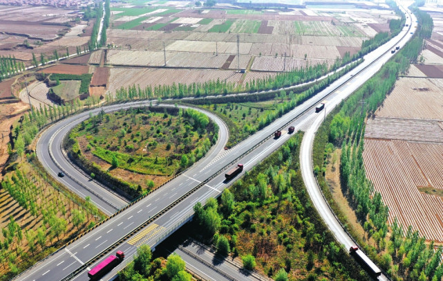 荣乌高速灵丘段蜿蜒曲折,美不胜收.