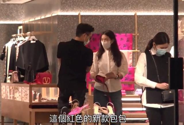 张智霖|张智霖贴心陪老婆名店买包，港媒曝袁咏仪包包总价超2000万